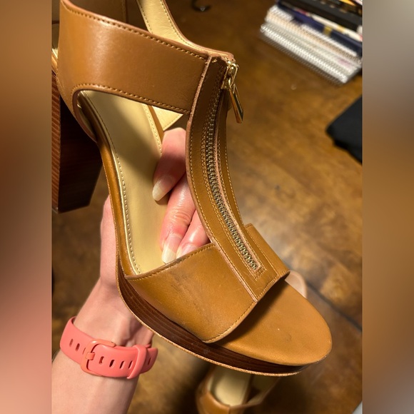 Michael Kors 9 Berkeley T strap sandals in Luggage - Picture 8 of 11